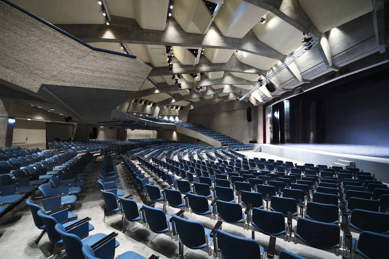 Auditorium Lighting Setup with high performance LED PAR Lamps